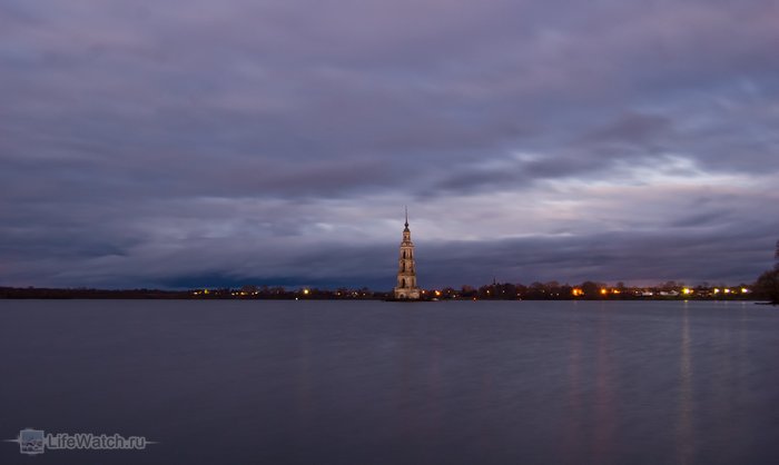 Колокольня посреди глади воды