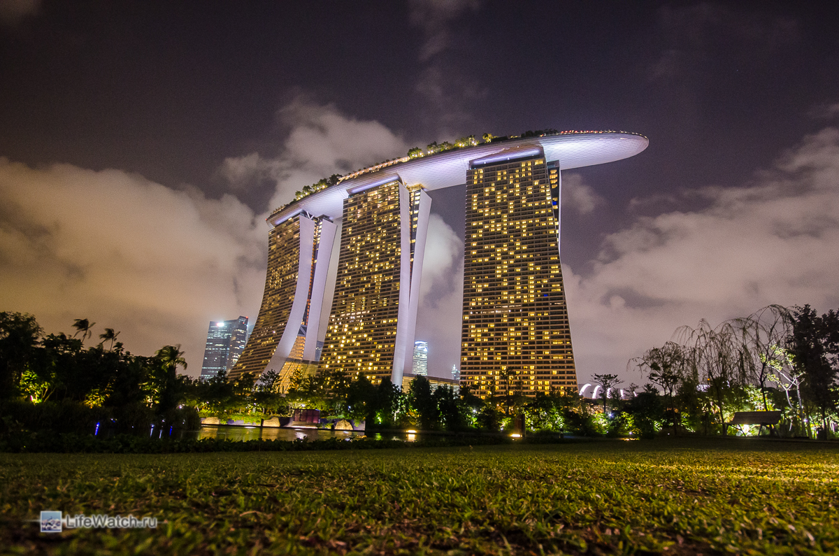 Отель Marina Bay Sands ночью